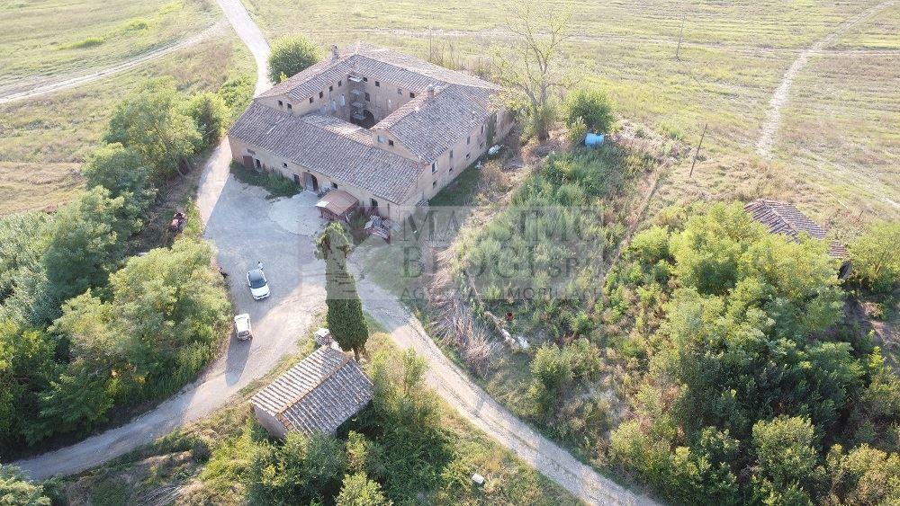 BUONCONVENTO. Podere da ristrutturare, con corpo principale, annessi e terreno