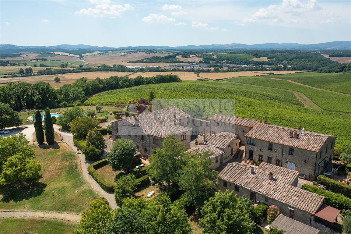 MONTERIGGIONI. Porzione di casale inserita in splendido borgo ristrutturato