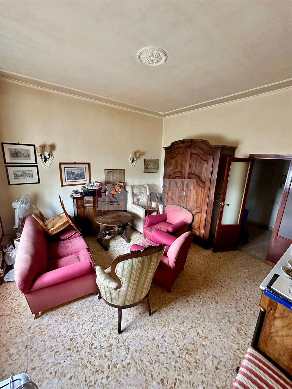 Siena: San Prospero. Appartamento con balcone e cantina