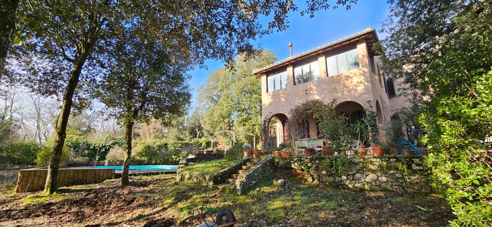 SANTA COLOMBA (COMUNE DI MONTERIGGIONI). Villa con giardino e piscina