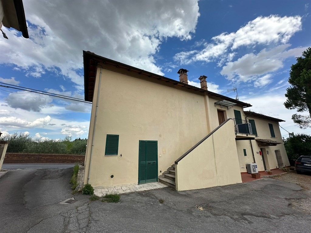 A 2 KM DAL CENTRO STORICO. Fabbricato ristrutturato con giardino esclusivo