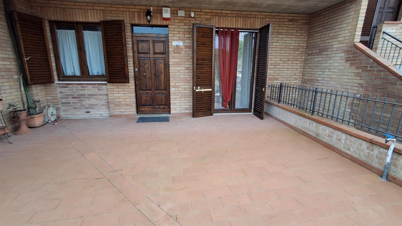 SIENA, COSTALPINO. Appartamento ristrutturato con resede