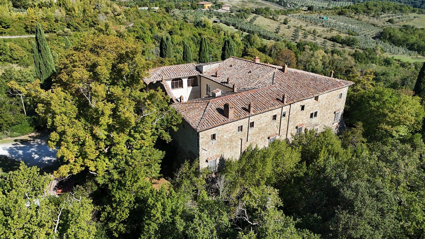 COLLI FIORENTINI: ALTO MUGELLO. Villa storica con annessi e terreno