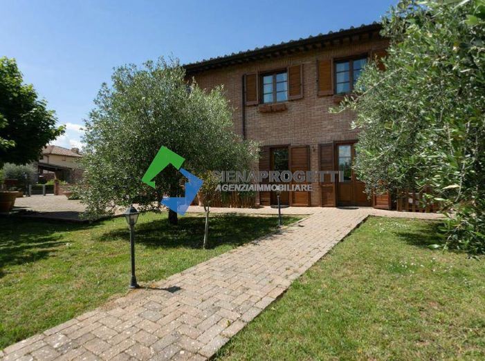 Splendida proprietà in stile toscano con giardino privato ed oliveta, a pochi minuti dalla Città, Siena, Toscana