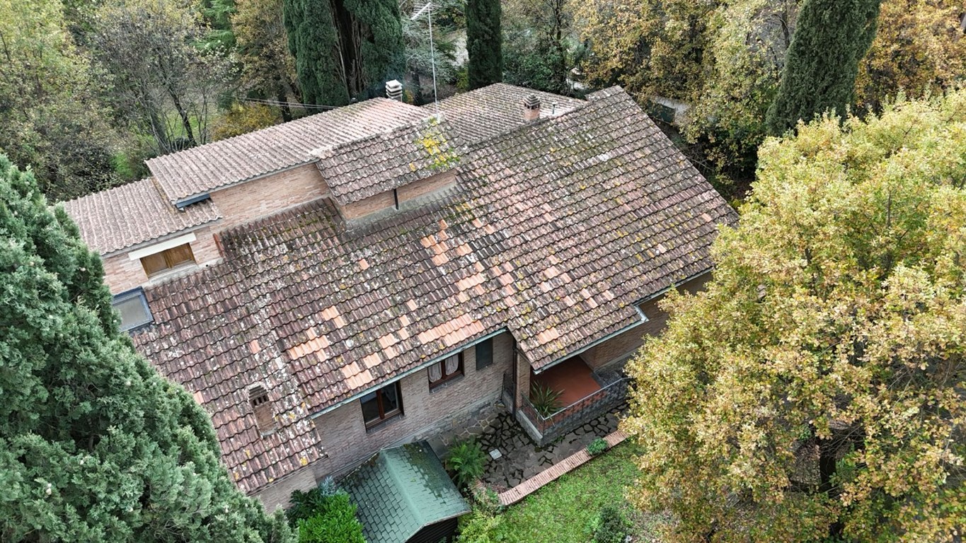 SIENA NORD: ZONA FORNACELLE-MONTERESI. Villa divisa in due unità immobiliari