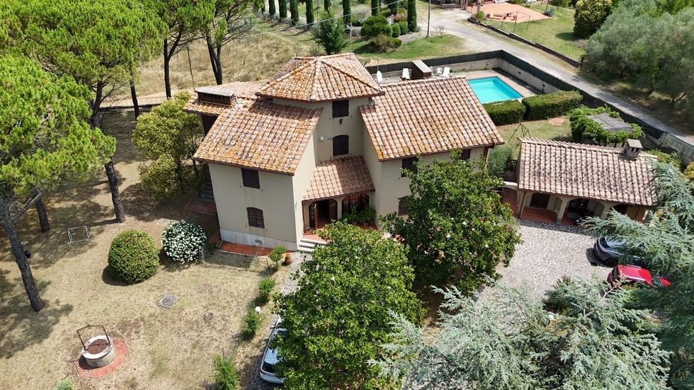 SIENA, IMMEDIATE VICINANZE DELLA CITTA'. Proprietà di 400 mq con giardino