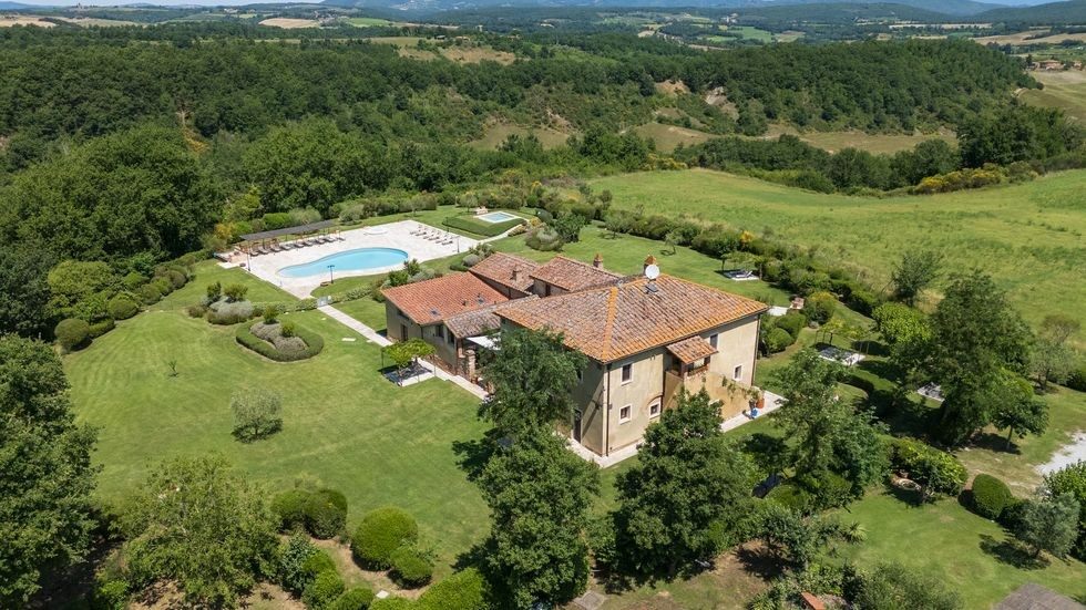 CRETE SENESI. Casale adibito ad agriturismo, con terreno e piscina