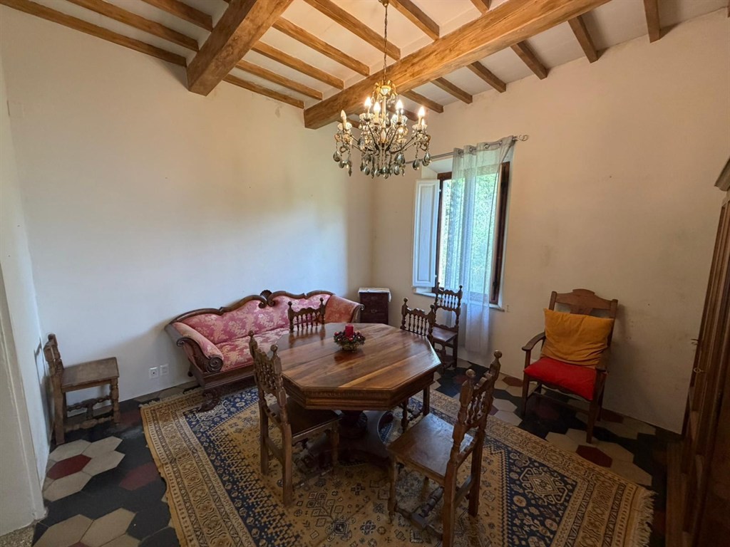 Siena, Botteganuova. Appartamento con ampio terrazzo e cantina