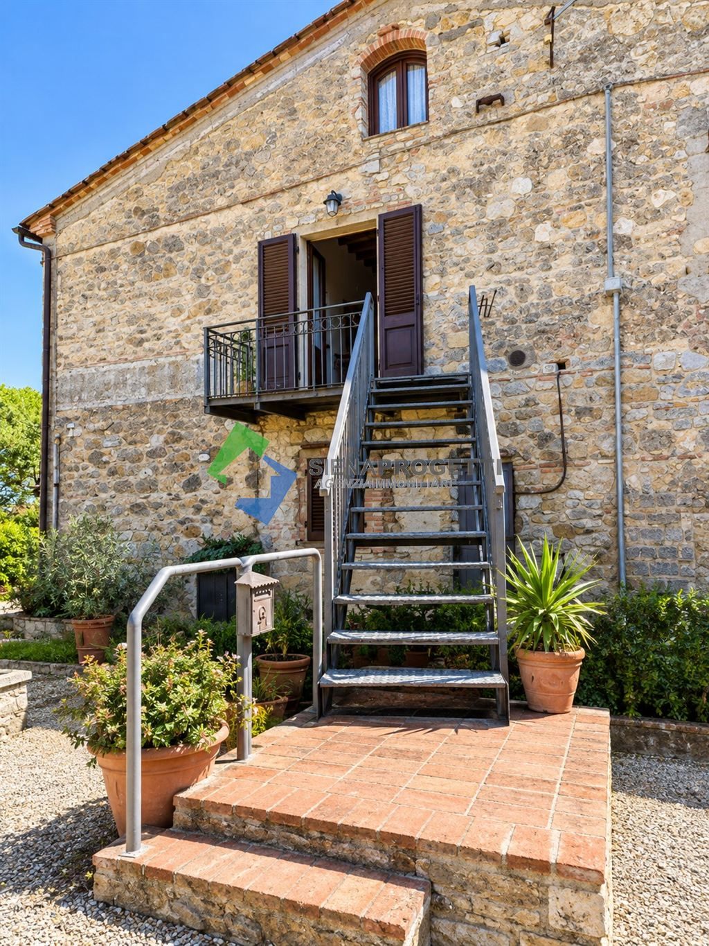 CASTELLINA IN CHIANTI – APPARTAMENTO CON SPAZIO ESTERNO PRIVATO E POSTI AUTO.