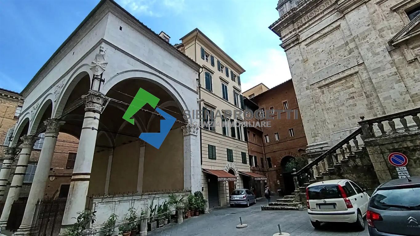 SIENA | NEL CUORE DEL CENTRO STORICO, ELEGANTE RESIDENZA DI 159 MQ CON 3 CAMERE E 3 BAGNI