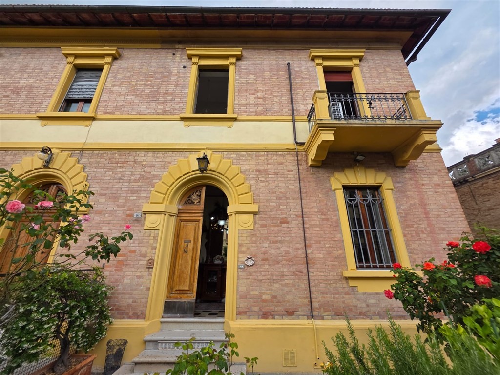 SIENA: SAN PROSPERO ALTO. Porzione di villa liberty con giardino e posti auto