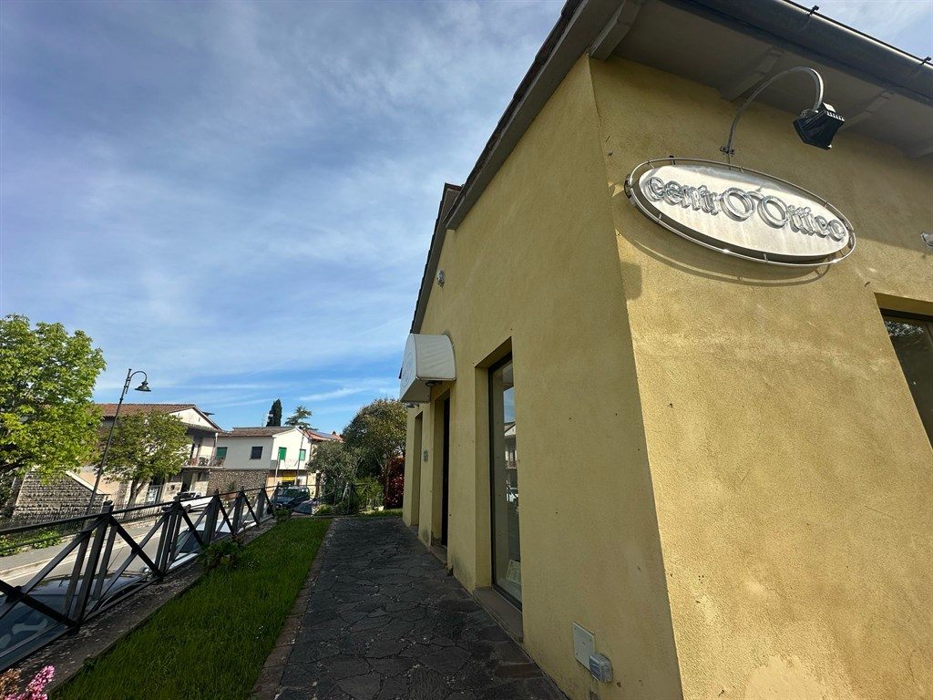 SAN ROCCO A PILLI. Locale commerciale di 80 mq con giardino