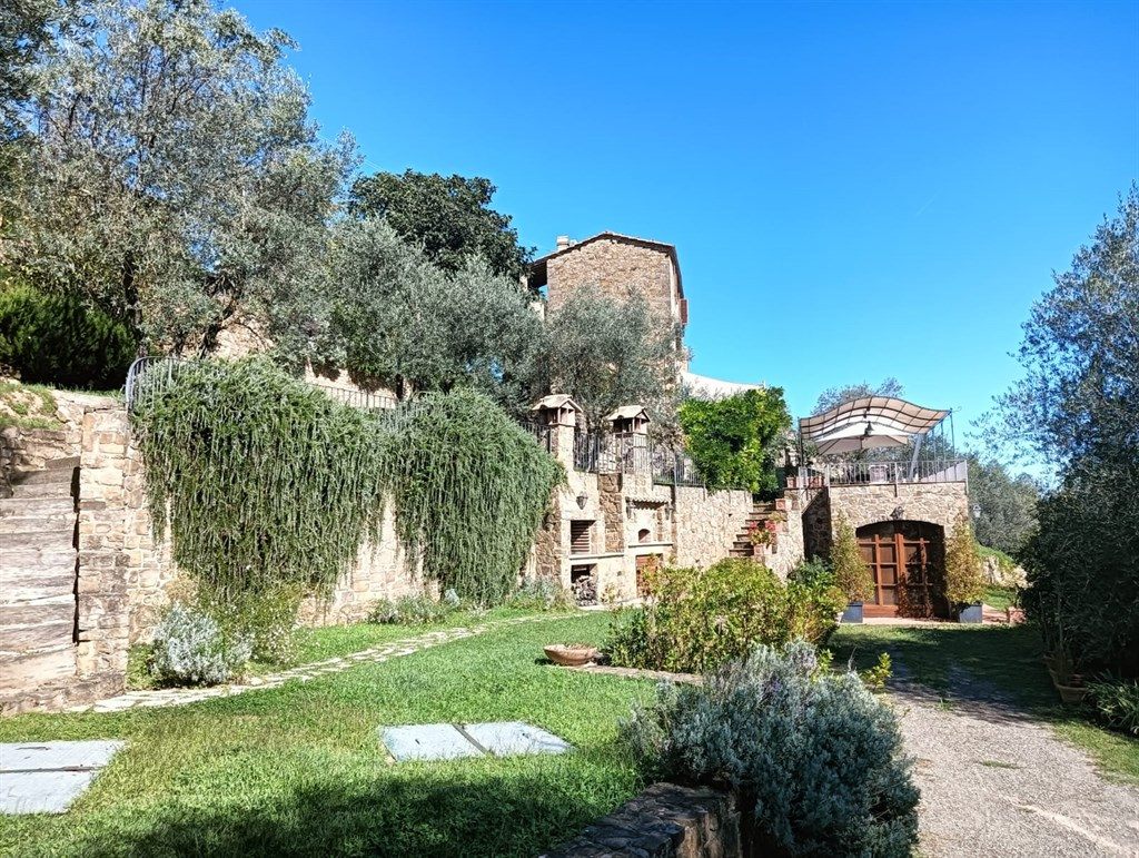 VAL D'ORCIA: MONTALCINO. Casale di 300 mq con 1,85 ha di terreno