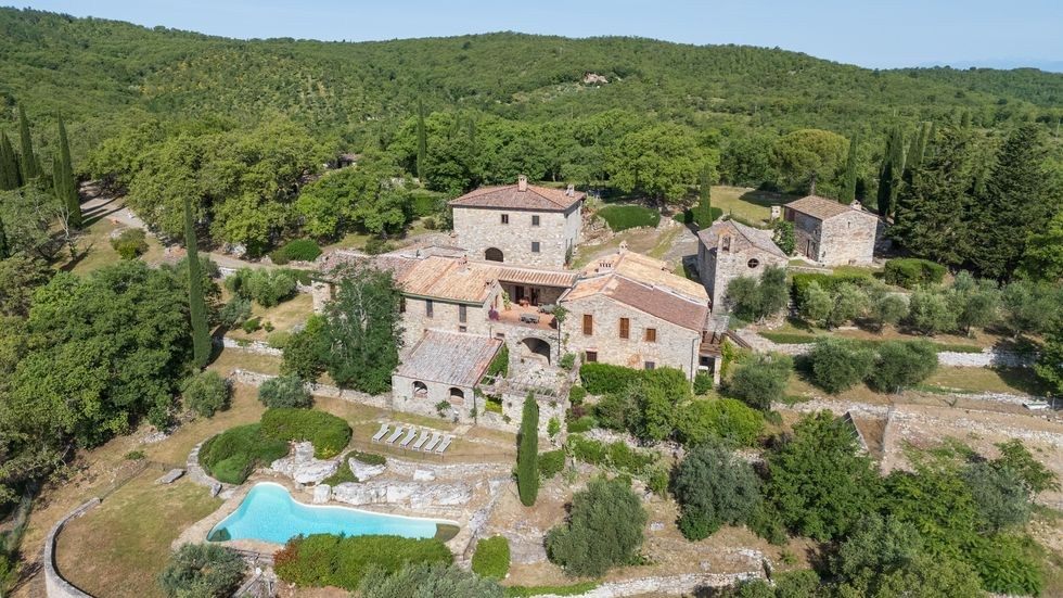 CASTELLINA IN CHIANTI. Meraviglioso borgo risalente al XII°Secolo nel cuore del Chianti, con 80 ha di terreno