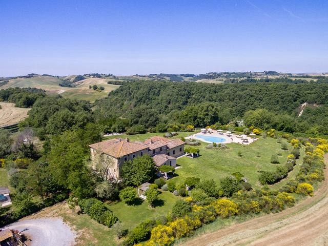 CRETE SENESI. Casale adibito ad agriturismo, con terreno e piscina