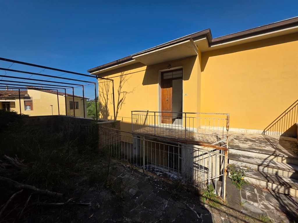 SIENA,SEMICENTRO:SAN PROSPERO. Appartamento di 4 vani da ristrutturare