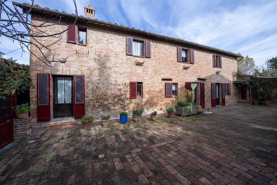 SAN ROCCO A PILLI. Complesso immobiliare con terreno
