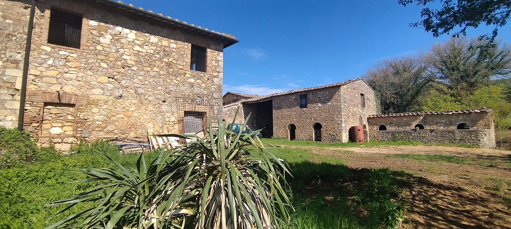 A 20 km da Siena, proprietà di 100 ha con fabbricati per 450 mq