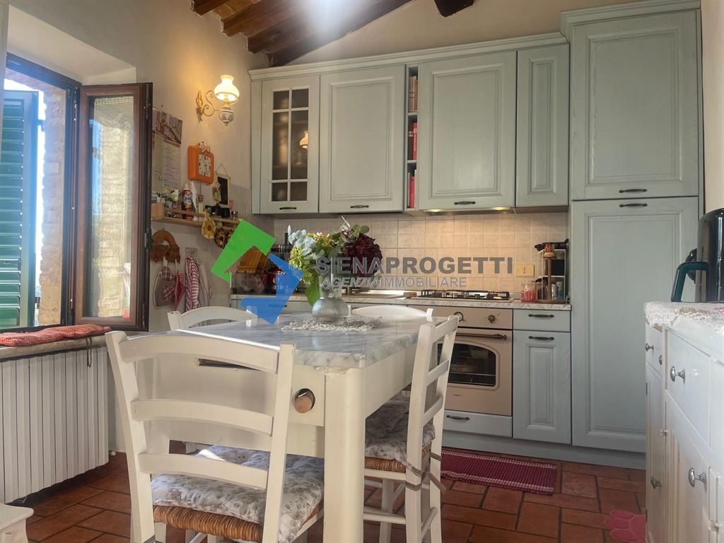 UOPINI – SIENA | APPARTAMENTO RISTRUTTURATO CON SPAZIO ESTERNO, GARAGE E POSTO AUTO