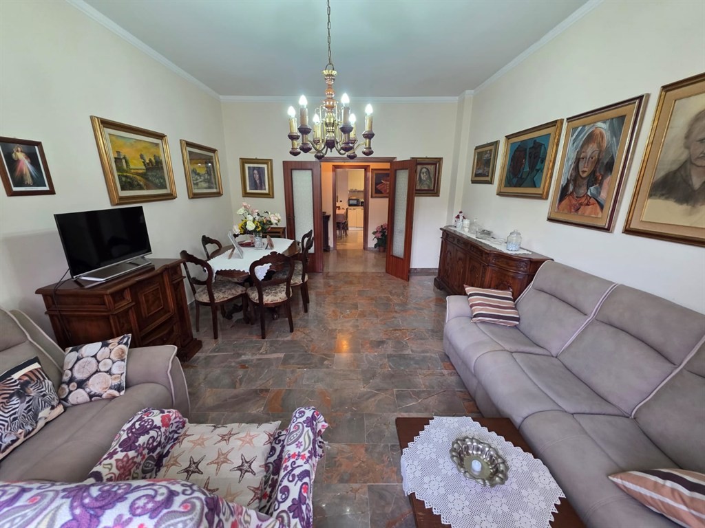 SIENA NORD: ACQUACALDA. Appartamento di 6 vani con garage