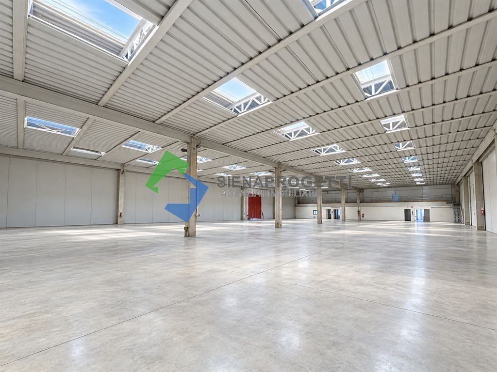 BADESSE – MONTERIGGIONI | CAPANNONE INDUSTRIALE CON AMPIO PIAZZALE ESCLUSIVO E UFFICI