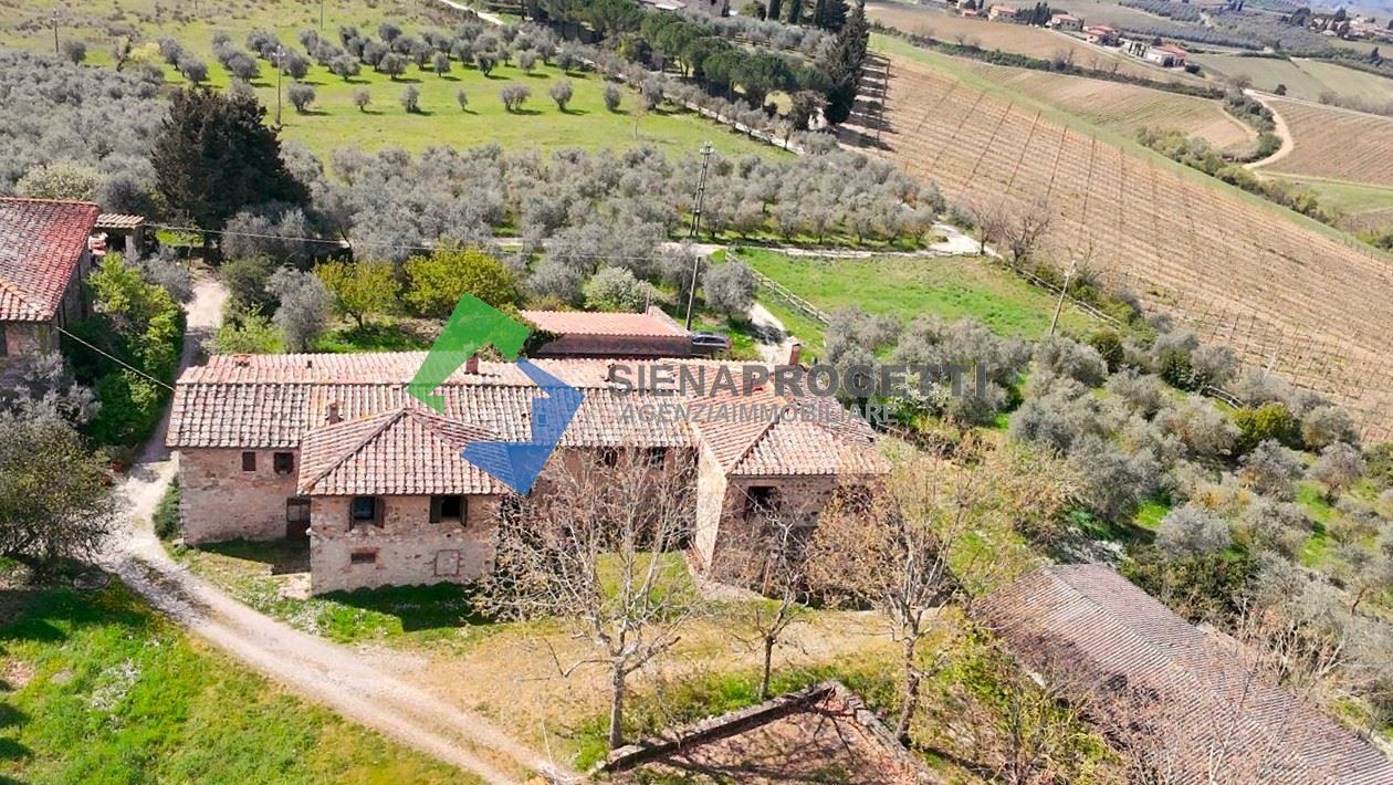 Antica colonica con azienda agricola a Castellina in Chianti, Siena.