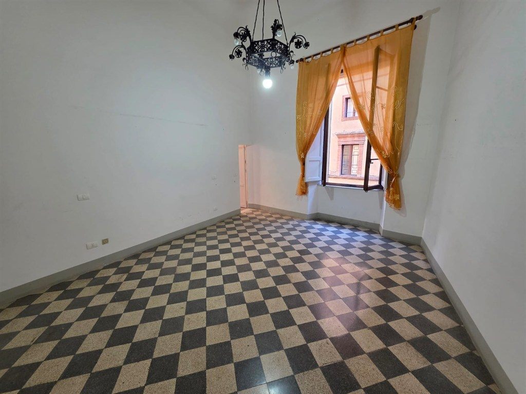 SIENA CENTRO, ZONA QUATTRO CANTONI – PRESTIGIOSO APPARTAMENTO IN PALAZZO STORICO DA RISTRUTTURARE