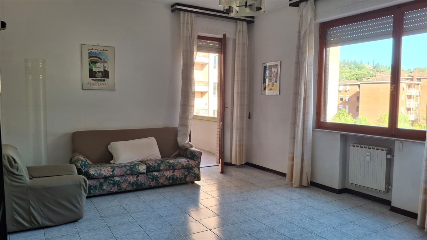 SIENA: ACQUACALDA. Appartamento di 4 vani con due balconi