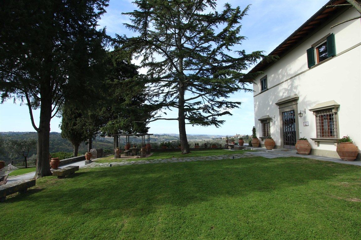 CHIANTI FIORENTINO:SAN CASCIANO VAL DI PESA. Elegante villa con terreno e piscina