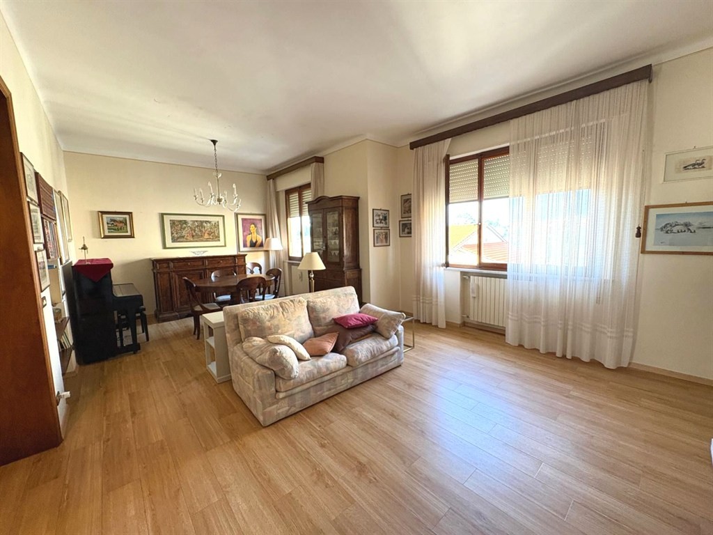 Ampio  e luminoso appartamento in zona san Prospero.