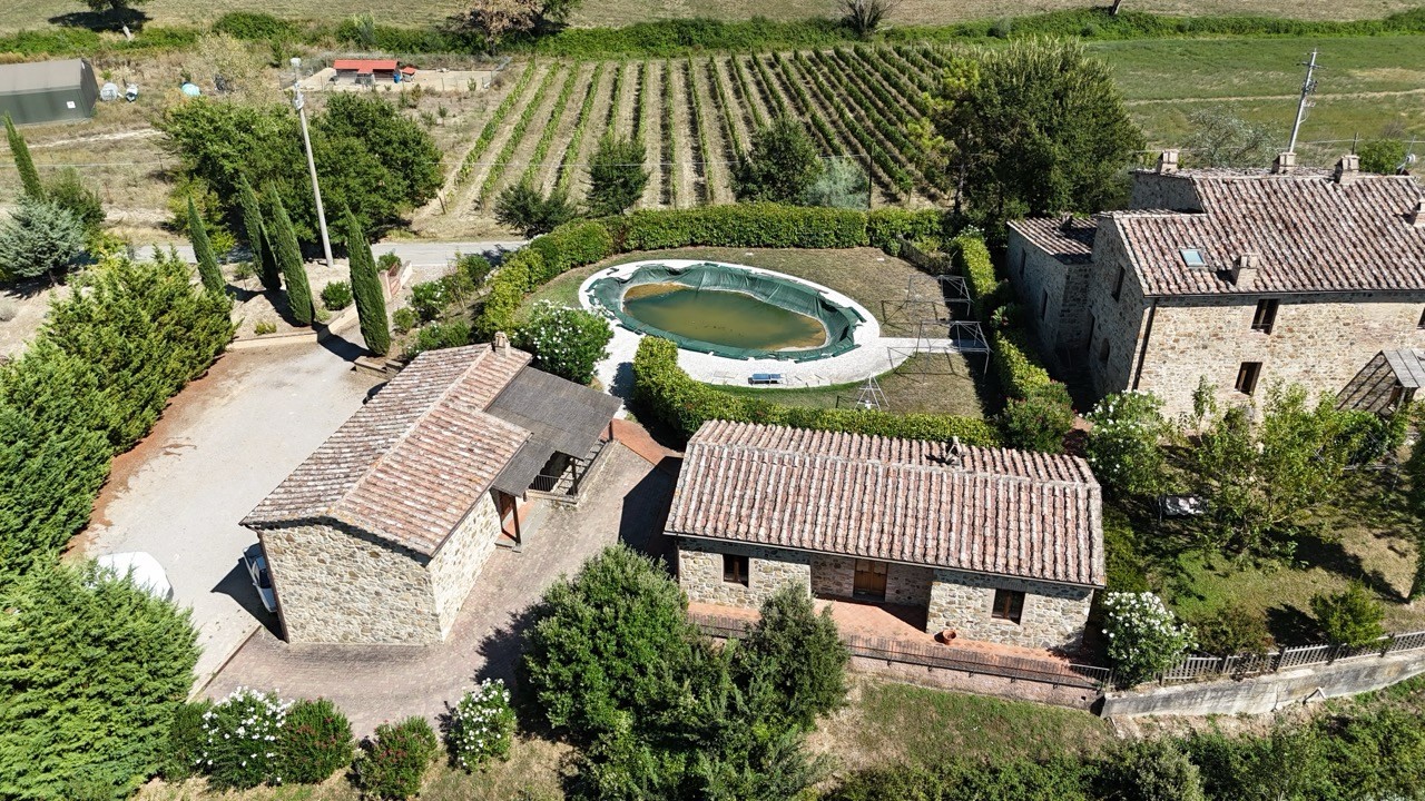 MONTALCINO (VALDORCIA). Azienda agricola di oltre 30 ha e agriturismo
