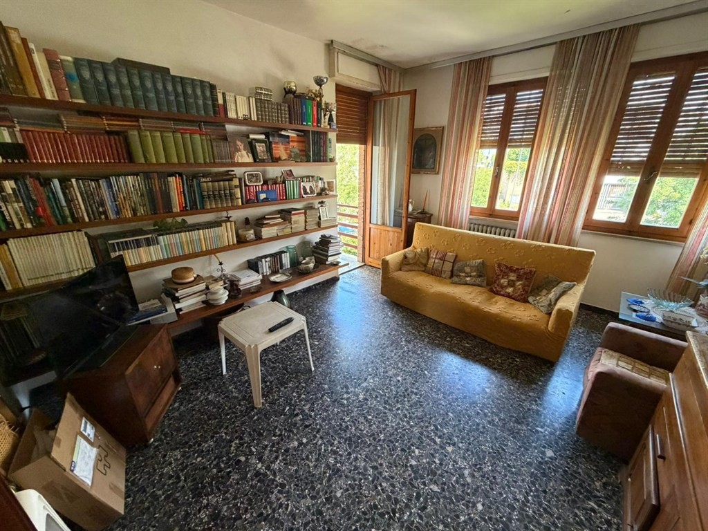 SIENA:ACQUACALDA. Appartamento di 5 vani con garage e cantina