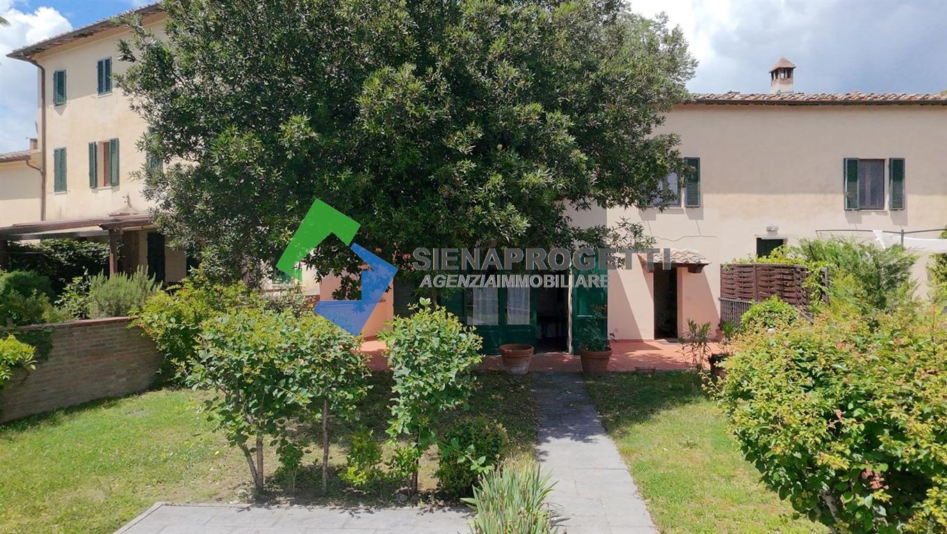 Bellissimo appartamento finemente ristrutturato con giardino privato in antica villa storica a Costafabbri, Siena.