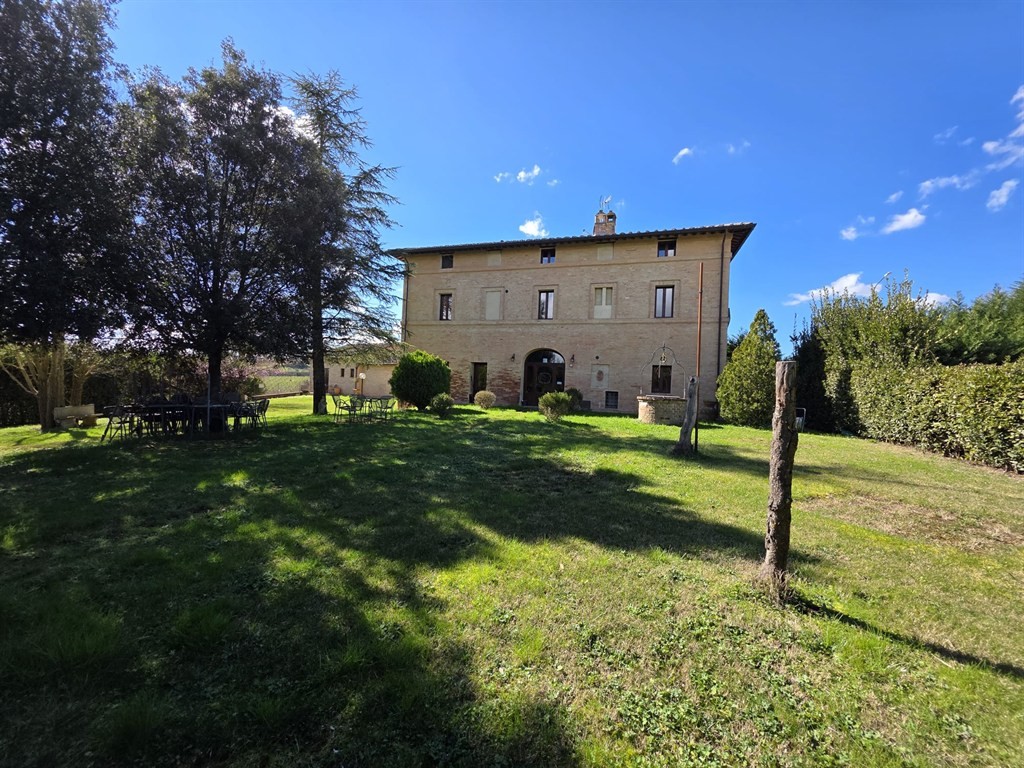 SIENA. Complesso colonico appena fuori dal centro storico
