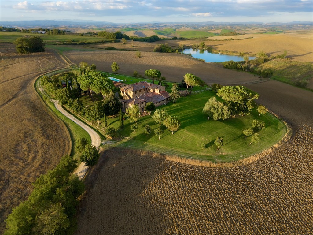 CRETE SENESI. Bellissimo casale ristrutturato con piscina