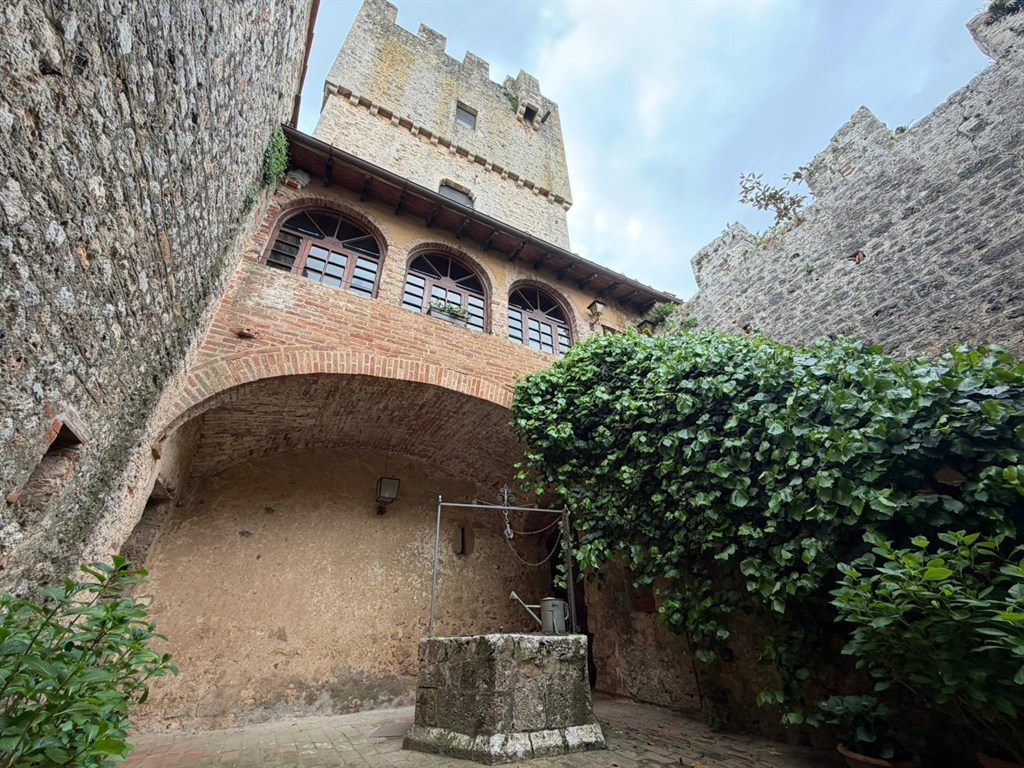 CASTELLO DELLA CHIOCCIOLA - MONTERIGGIONI