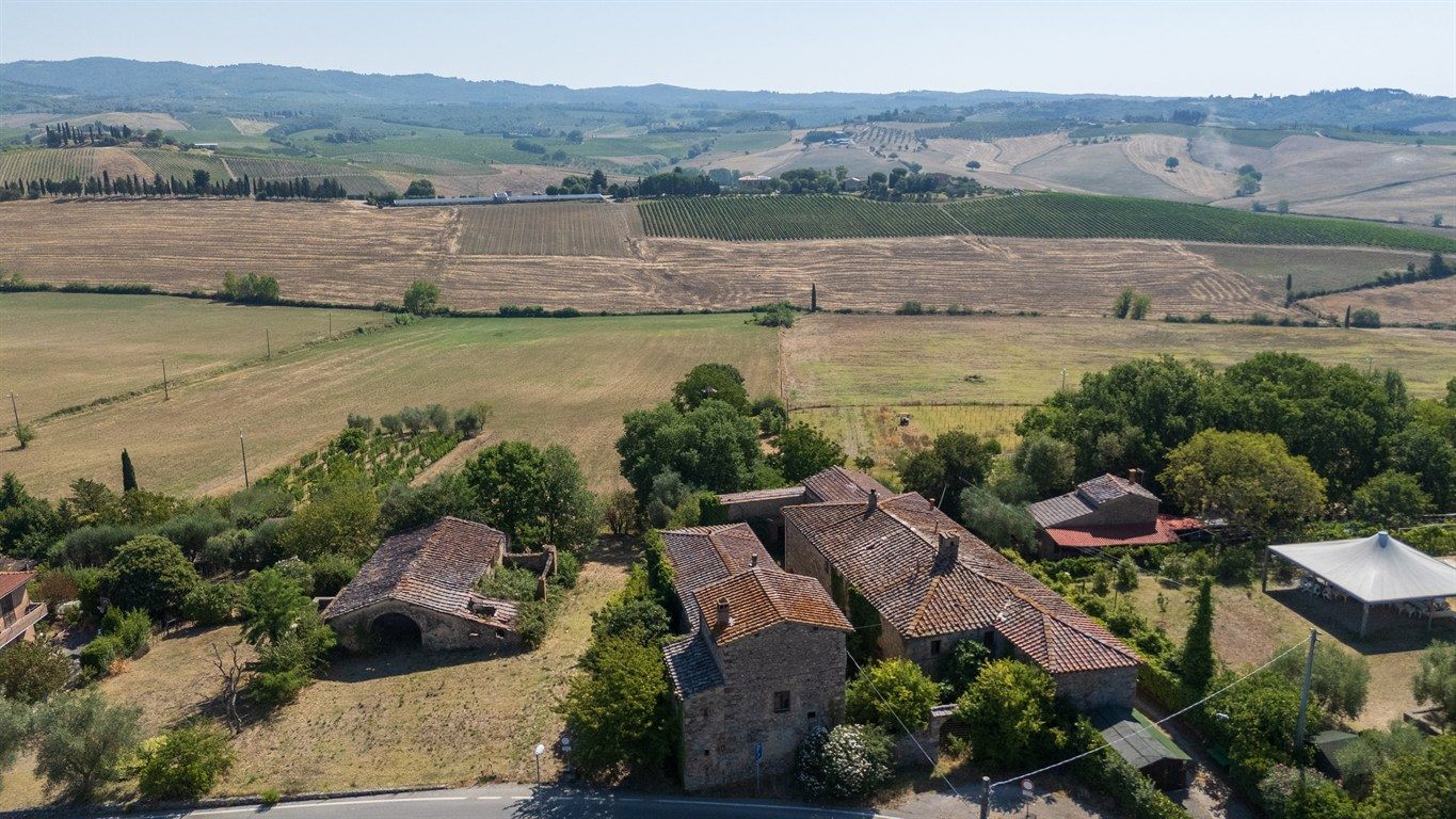 CHIANTI CLASSICO. Compendio immobiliare con terreno