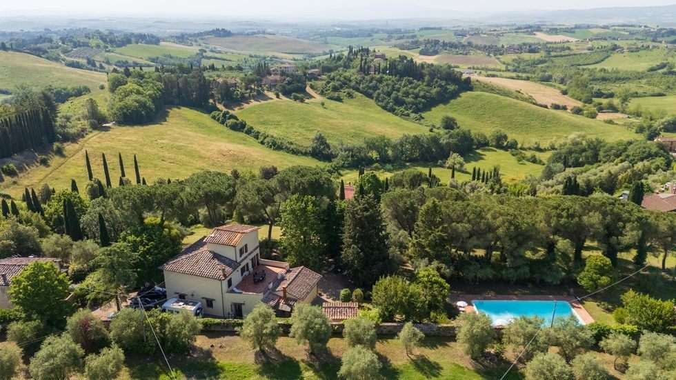 SIENA,  A POCHI PASSI DAL CENTRO STORICO Elegante dimora toscana con uliveto e piscina